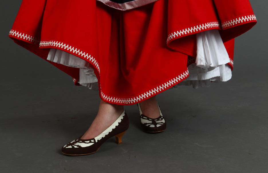 http://orig11.deviantart.net/39af/f/2014/268/5/9/swedish_folk_dress_5___shoes_by_jinsei-d80hn2u.jpg